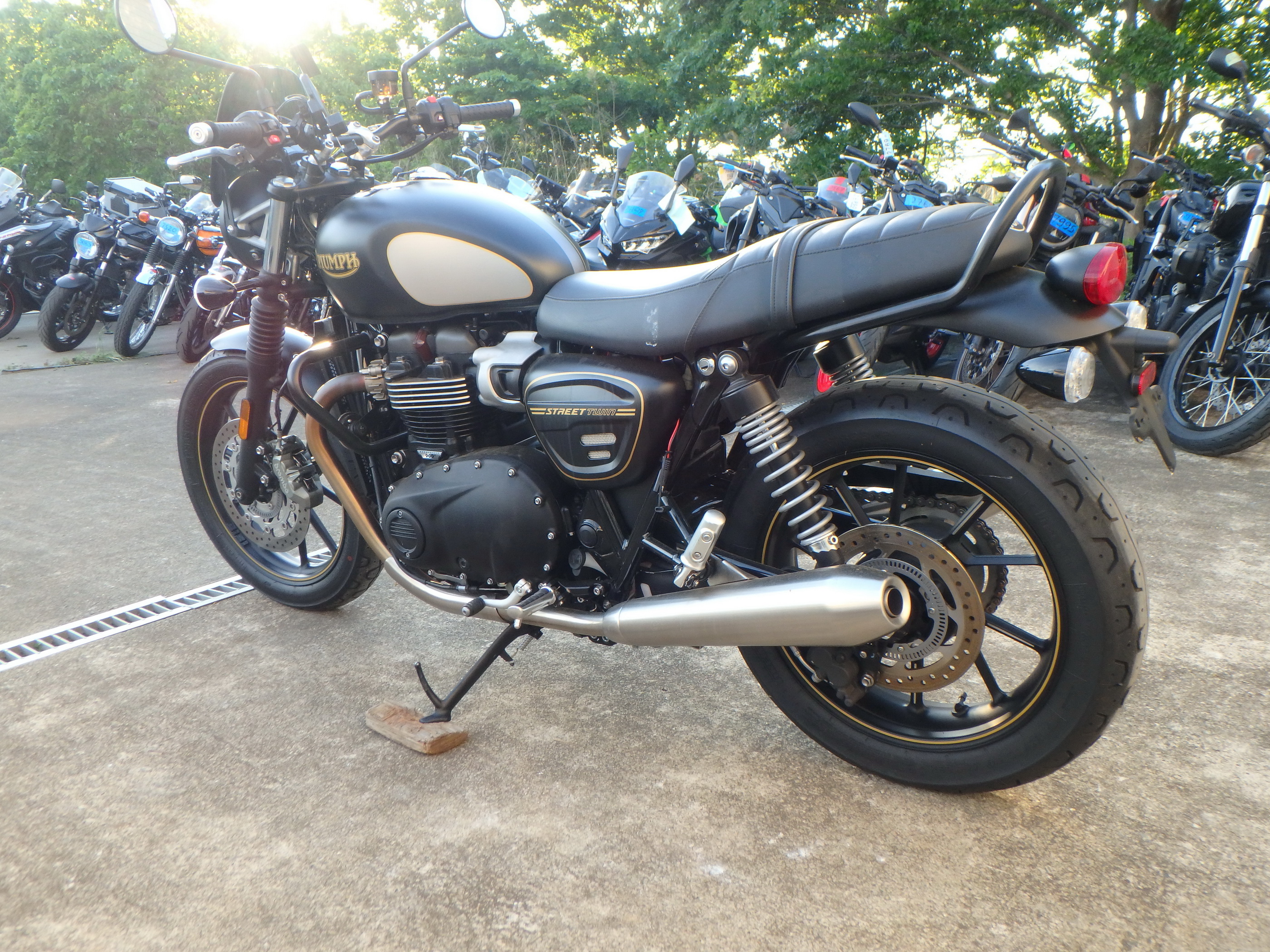 Купить мотоцикл Triumph StreetTwin 900 2022 фото 11