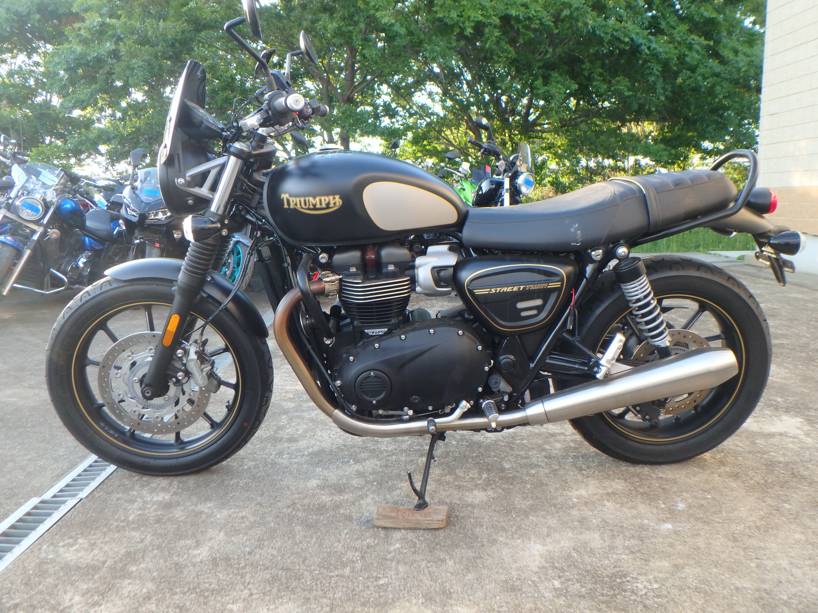 Купить мотоцикл Triumph StreetTwin 900 2022 фото 12