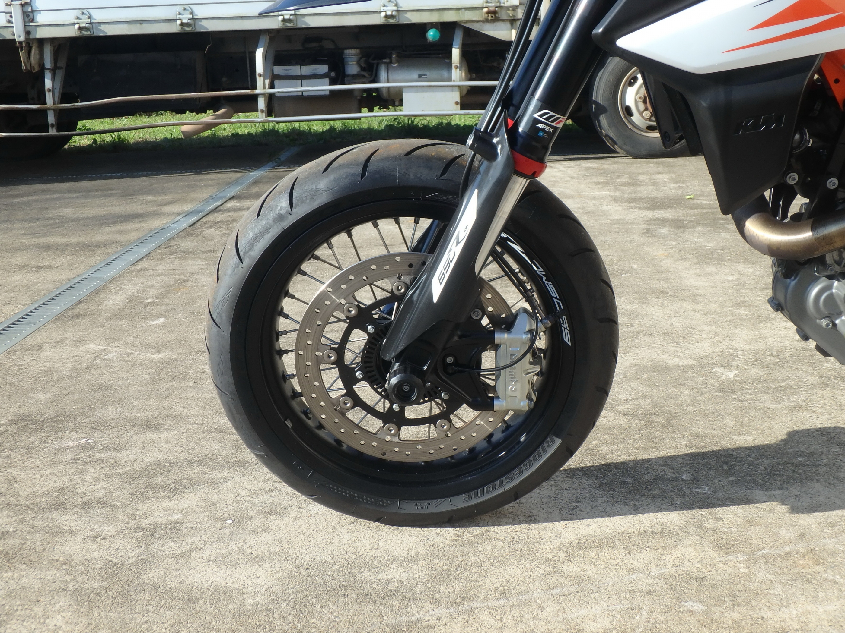 Купить мотоцикл KTM 690 SMC R 2019 фото 14