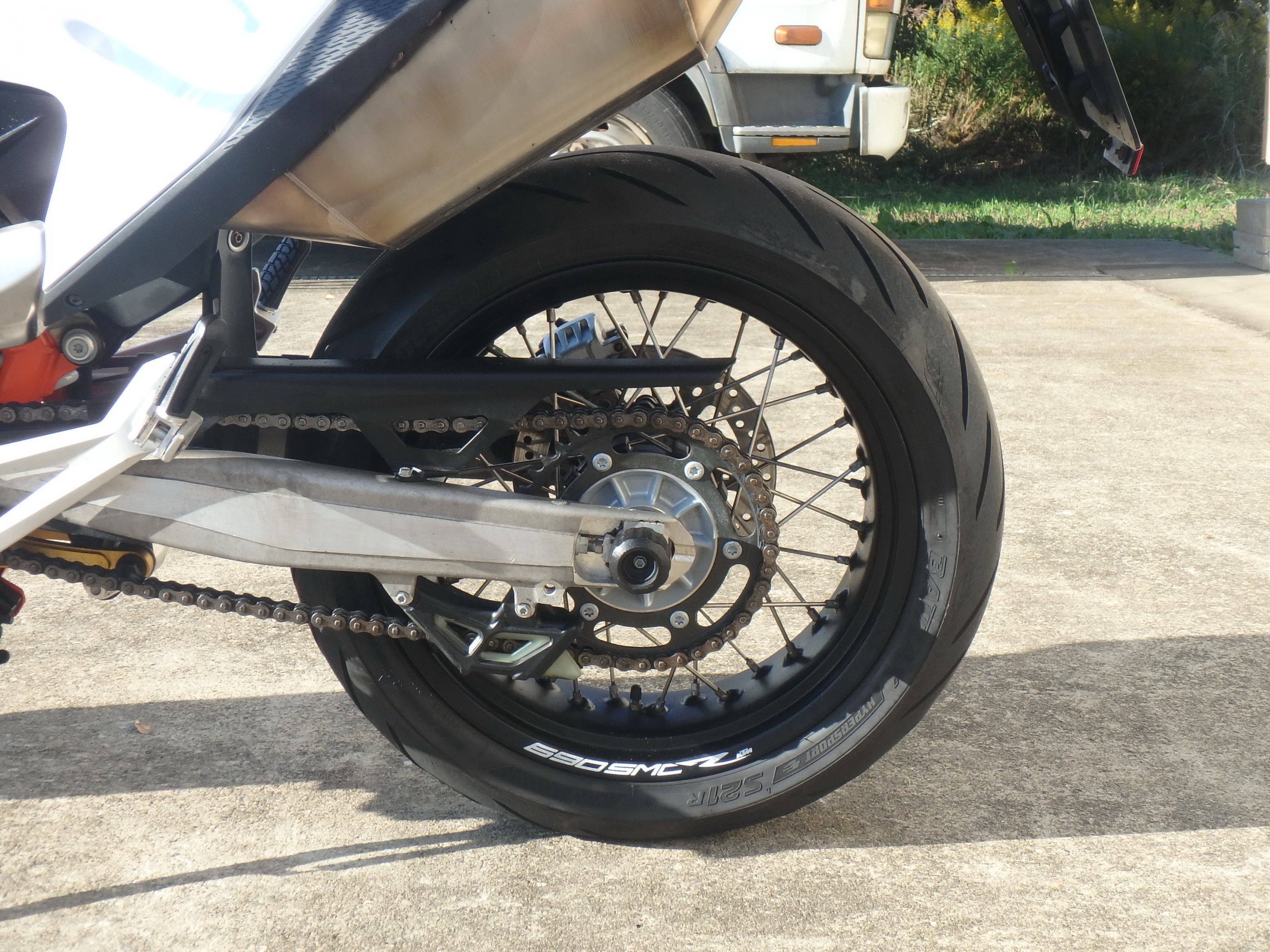 Купить мотоцикл KTM 690 SMC R 2019 фото 16