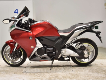     Honda VFR1200FD 2011  1