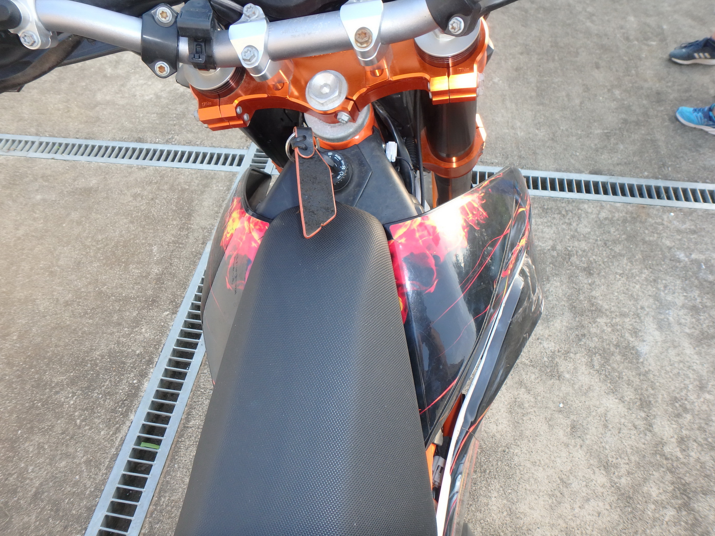 Купить мотоцикл KTM 690 SMC R 2016 фото 22
