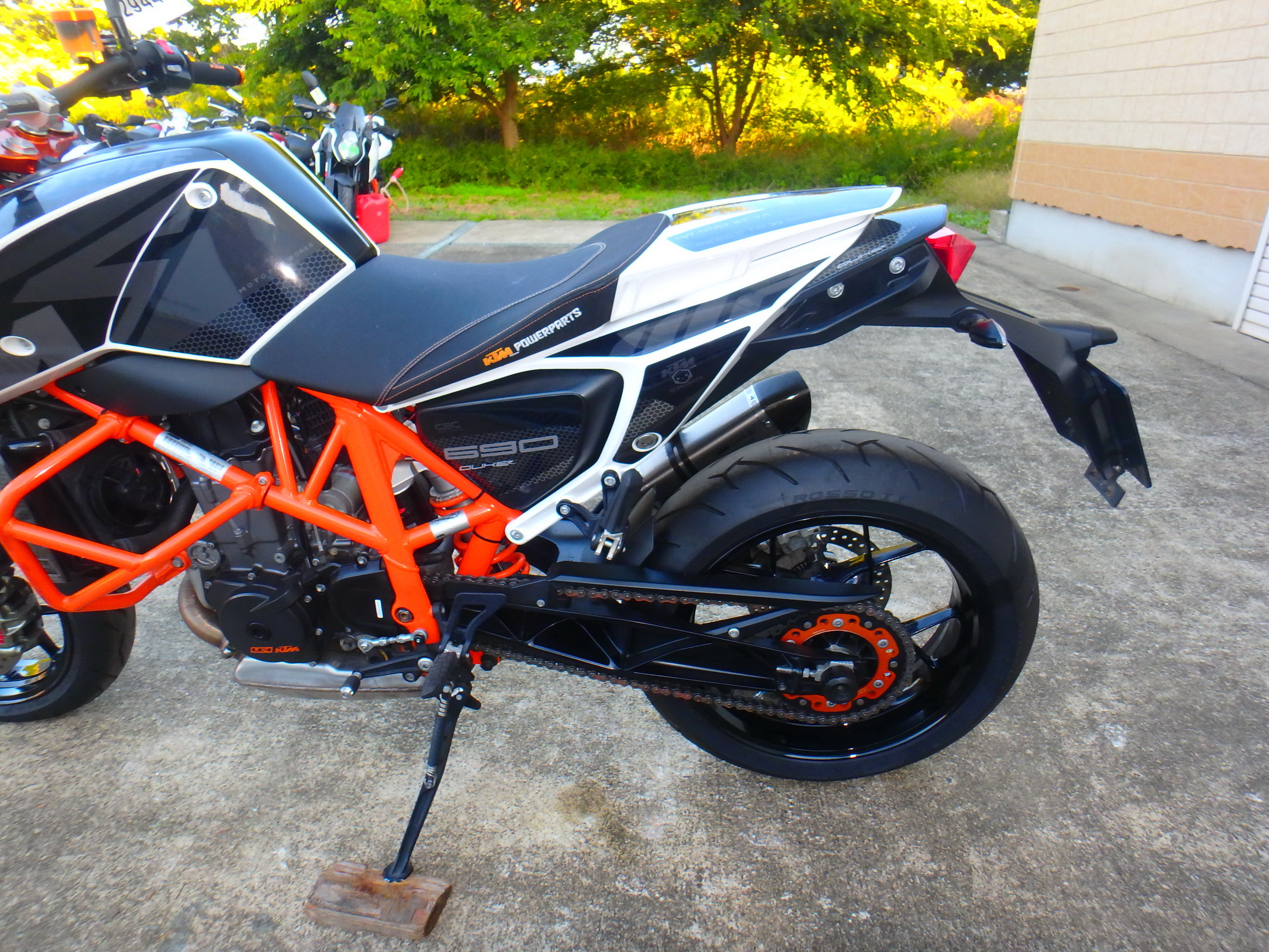 Купить мотоцикл KTM 690 Duke R 2014 фото 16