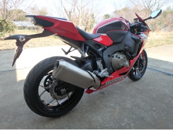     Honda CBR1000RR-3 2017  4