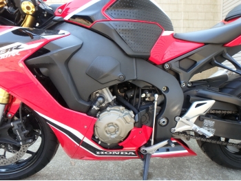     Honda CBR1000RR-3 2017  10