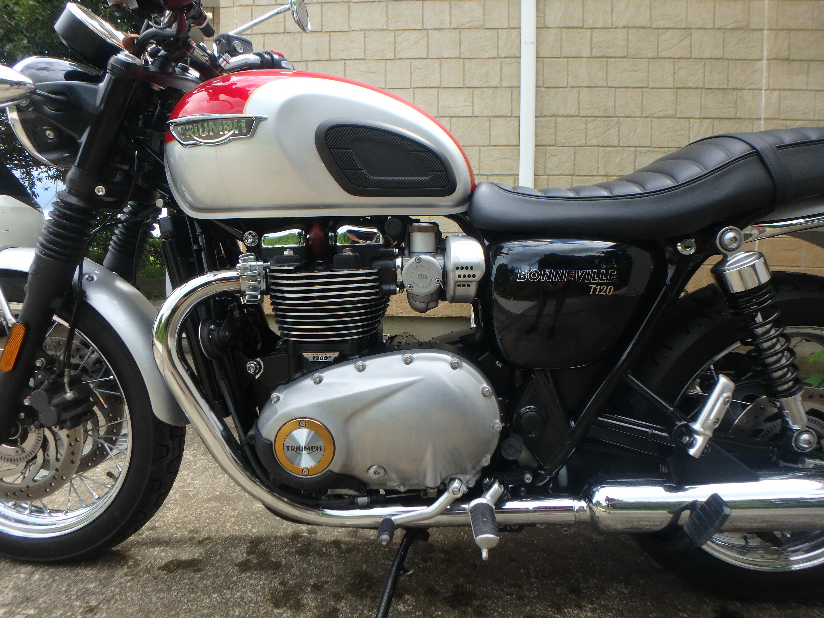 Купить мотоцикл Triumph Bonneville T120 2017 фото 10
