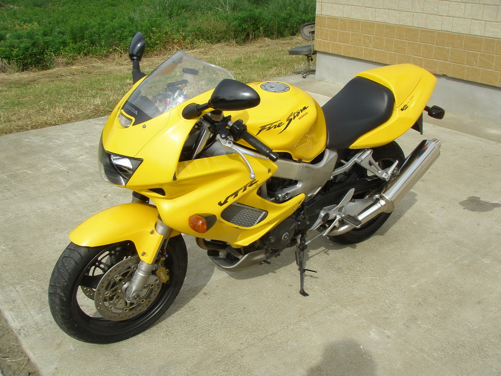 Синяя Хонда VTR 1000 F