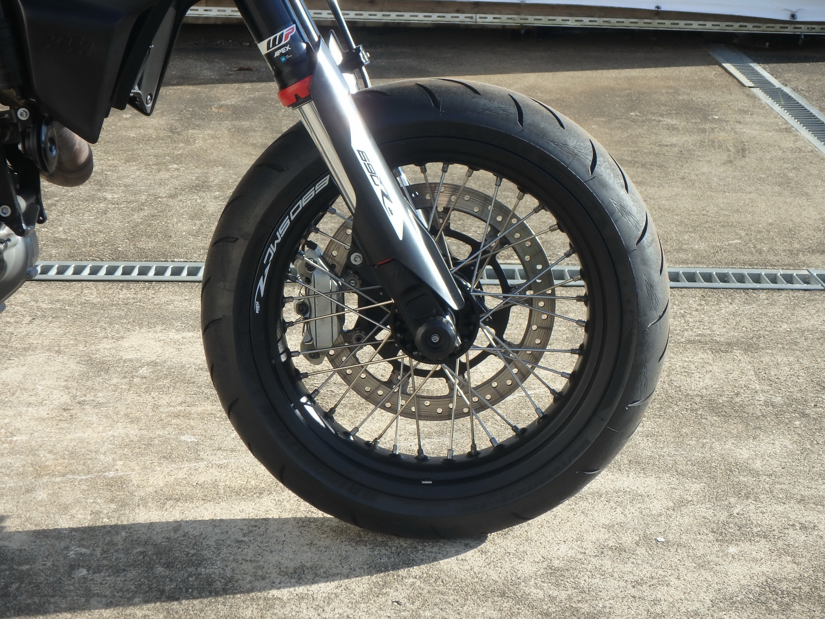 Купить мотоцикл KTM 690 SMC R 2019 фото 19