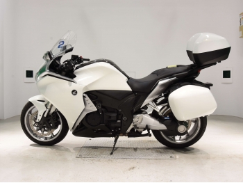     Honda VFR1200FD 2010  1