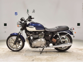     Triumph Bonneville SE 2010  1