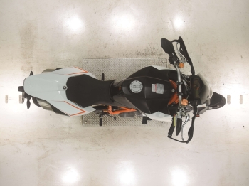     KTM 990 Super Duke R 2009  3