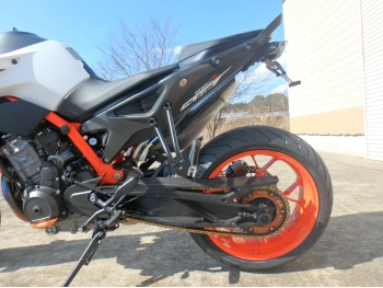     KTM 890 Duke R 2020  15