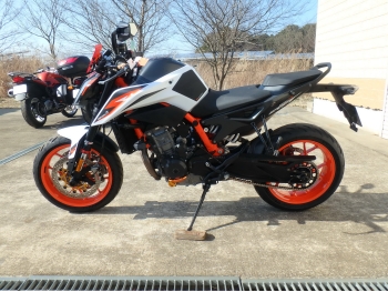     KTM 890 Duke R 2020  12