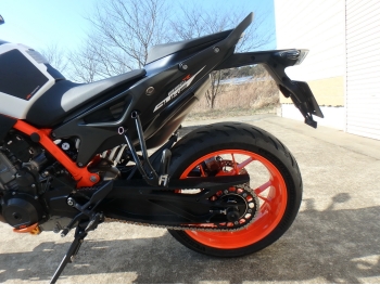     KTM 890 Duke R 2020  16