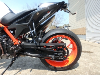     KTM 890 Duke R 2021  16