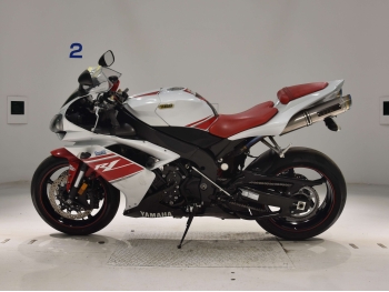     Yamaha YZF-R1 2008  1